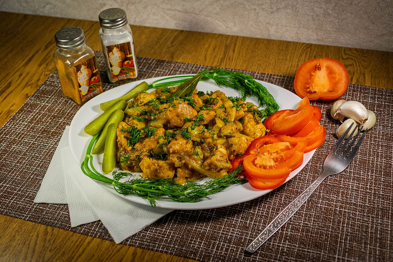 Азу по-татарски с говядиной и солёными огурцами