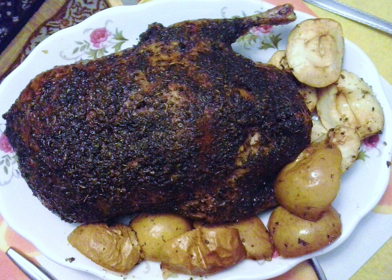 Утка, запечённая с яблоками и майораном (Kaczka pieczona z jabłkami)