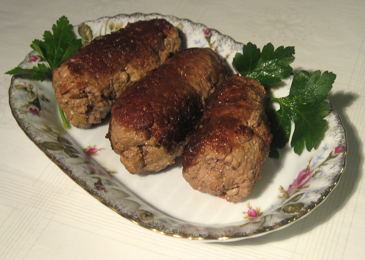 Зразы завиване по-старопольски с огурцом и шпиком (Zrazy zawijane)